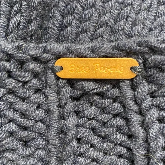 NWT Free People Cable Knit Sweater Navy Blue scooped Neck Ripped Cuff Size XS/S - Picture 14 of 15